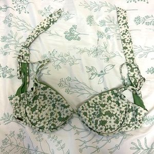 Size Medium O'neil, floral print swim top